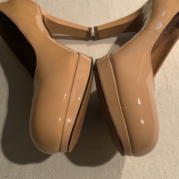 Clarks Nude Tan Color Pumps Gorgeous Slip On Style Size 11 Gently Used - Picture 12 of 15